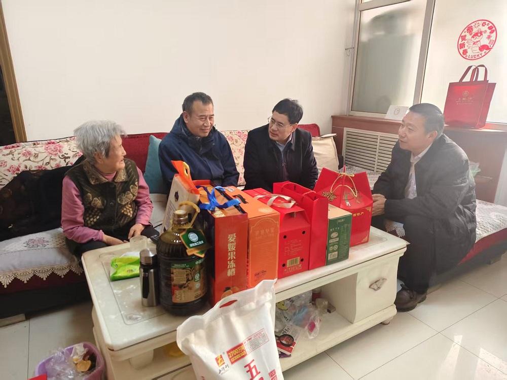 公司領(lǐng)導(dǎo)走訪(fǎng)慰問(wèn)困難職工