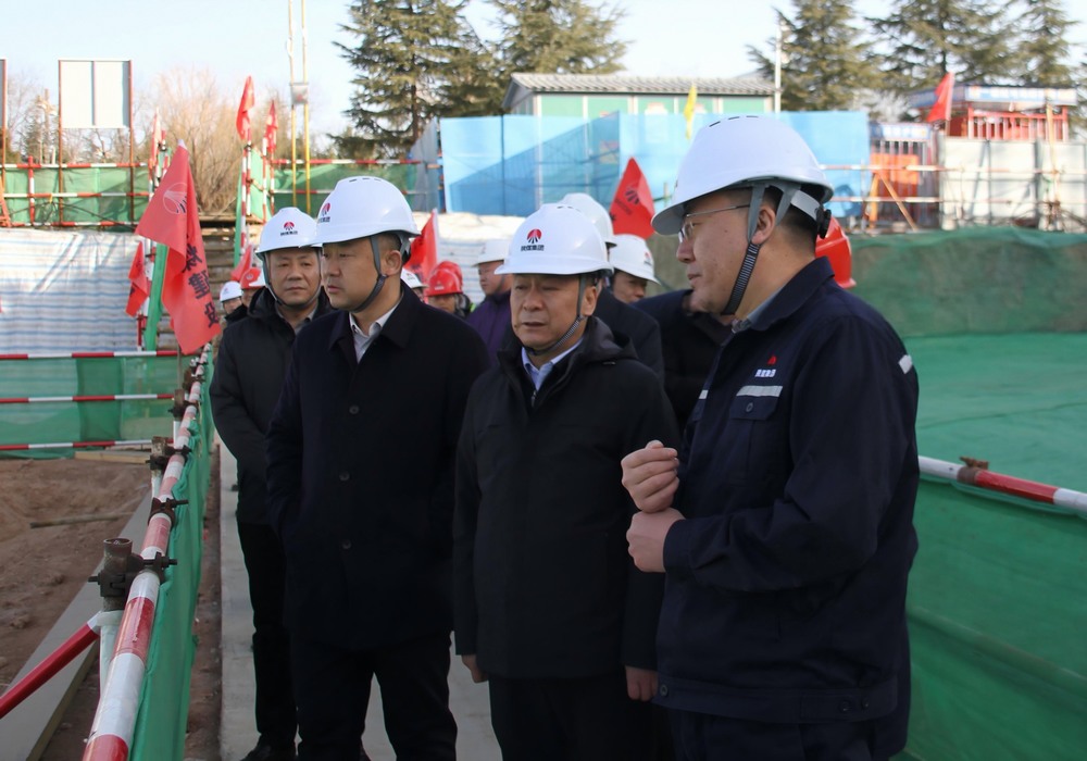 陜煤集團(tuán)工程總監(jiān)、基本建設(shè)管理部總經(jīng)理李仰東深入陜煤建設(shè)承建的銅創(chuàng)能材項(xiàng)目檢查指導(dǎo)工作