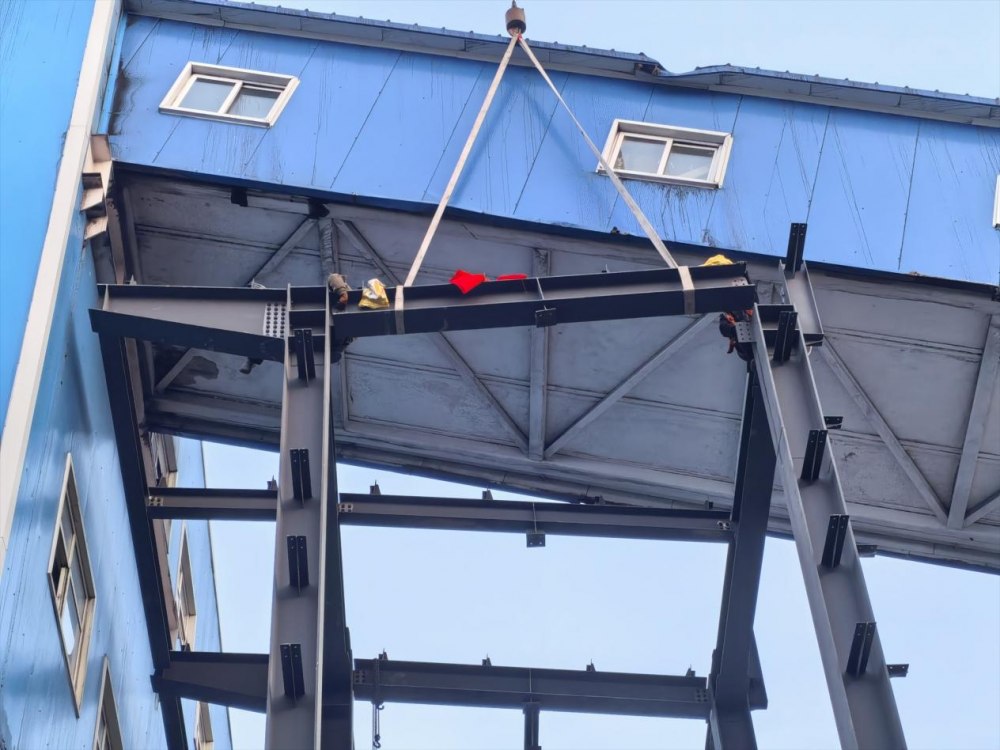 陜煤建設(shè)天工公司土建第二十五項(xiàng)目部韓家灣項(xiàng)目新增主廠房鋼結(jié)構(gòu)順利封頂！