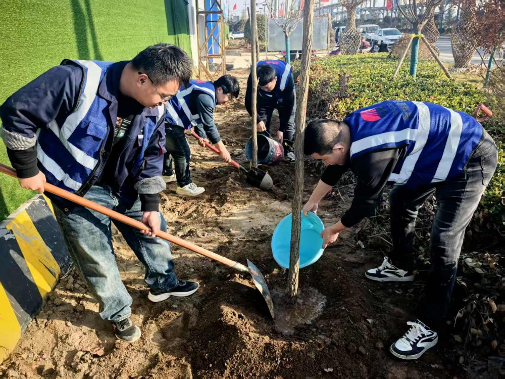 “雙線(xiàn)”植綠添新色 青春護(hù)航生態(tài)美