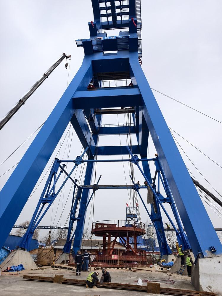 陜煤建設礦建二公司：創(chuàng)新工藝 永久井架套臨時鑿井井架施工提效保安全